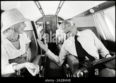Mit dem Flugzeug von Rom nach Korsika. Gianni Agnelli im Gespräch mit Stern Journalistin Birgit Kraatz. Copyright Hinweis: Max Scheler/Sueddeutsche Zeitung Foto. Stockfoto