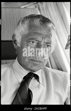 Fiat chef Gianni Agnelli, die während eines Fluges von Rom nach Korsika. Copyright Hinweis: Max Scheler/Sueddeutsche Zeitung Foto. Stockfoto