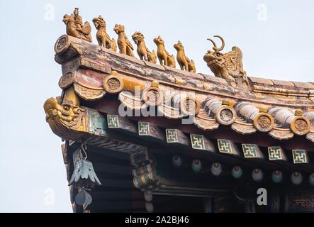 Dach details in Yonghe Tempel namens auch Lama Tempel der Gelug-schule des tibetischen Buddhismus in Dongcheng District, Beijing, China.