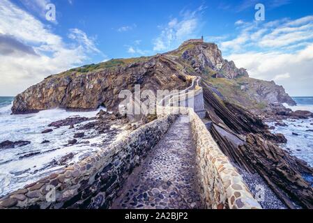 Gaztelugatxe am Golf von Biskaya, die Spanische Küste. Eine zerklüftete