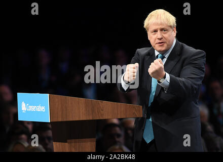 Premierminister Boris Johnson liefert seine Rede auf dem Parteitag der Konservativen Partei in der Manchester Convention Center. Stockfoto