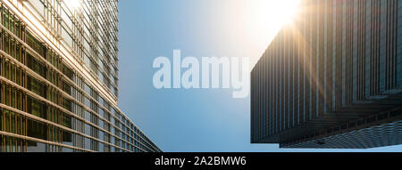 Moderne Wolkenkratzer in hellem Sonnenlicht mit Reflexionen Stockfoto
