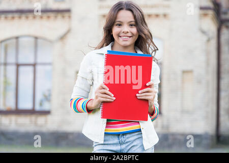 Mehr Bücher lesen. Happy kleines Kind gehen zur Bibliothek Bücher zu nehmen. Adorable kleine Mädchen lernen in der Grundschule zu lesen. Ich werde überall lesen. Stockfoto