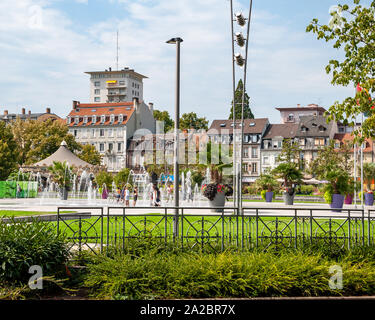 Colmar im Elsass, Frankreich. Die Stadt an der Kanäle berühmt für die Herstellung von Riesling, Gewürztraminer, Muscat und Pinot Weine. Blick auf die Stadt. Stockfoto