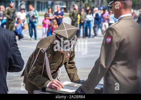 Polen, Warschau: Änderung der Ehrengarde-Zeremonie am Grab des unbekannten Soldaten. Stockfoto