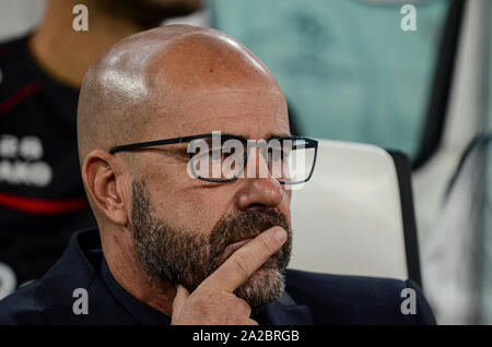 Turin, Italien. 01 Okt, 2019. Der Kopf wird Trainer von Bayer Leverkusen Peter Bosz während der UEFA Champions League zwischen Juventus FC und Bayer Leverkusen. FC Juventus gewann 3-0 über Bayer Leverkusen. Bei Juventus Stadion in Turin. 1. Oktober 2019 Italien. (Foto von Alberto Gandolfo/Pacific Press) Quelle: Pacific Press Agency/Alamy leben Nachrichten Stockfoto