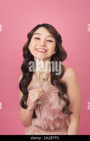 Glückliche Frau in modischen Kleider holding Champagner und Kamera mit Freuden. Stockfoto