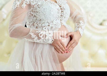 Schwangere Frau, die Herzen Anmelden Close up Stockfoto