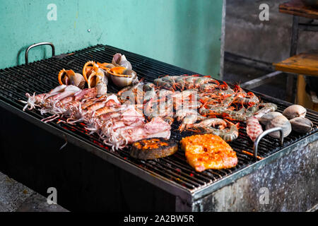 Street Food in Phu Quoc Insel in Vietnam. Köstliche Meeresfrüchte für touristische am Markt in der Nacht. Stockfoto