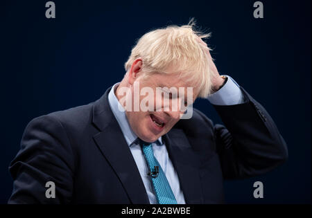 Manchester, Großbritannien. 2. Okt, 2019. Boris Johnson, Premierminister, Erster Lord des Schatzamtes und Minister für den öffentlichen Dienst und MP für Uxbridge und South Ruislip, Rüschen sein Haar während des Tages vier von dem Parteitag der Konservativen in Manchester. Quelle: Russell Hart/Alamy leben Nachrichten Stockfoto