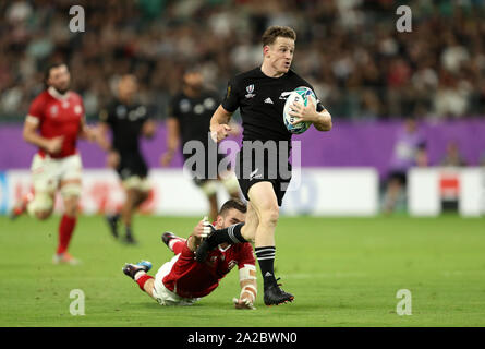 Neuseelands Brad Weber entweicht Kanadas Patrick Parfrey auf seiner Seite 8. Versuchen Sie, während der 2019 Rugby Wm Stadion in Oita, Japan. Stockfoto