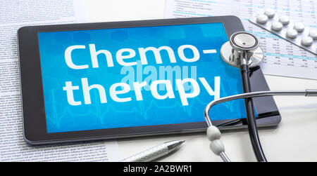 Das Wort Chemotherapie auf dem Display eines Tablet Stockfoto