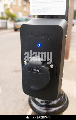 Siemens Ubitricity einfache Buchse/Simplesocket auf einem viktorianischen Stil street lamp/light Post/Lamp Post in London. UK. (108) Stockfoto