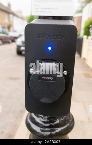 Siemens Ubitricity einfache Buchse/Simplesocket auf einem viktorianischen Stil street lamp/light Post/Lamp Post in London. UK. (108) Stockfoto