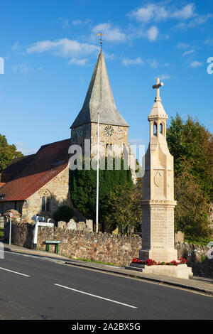 Kirche St. Bartholomä und die burwash Kriegerdenkmal auf der High Street, Burwash, East Sussex, England, Vereinigtes Königreich, Europa Stockfoto