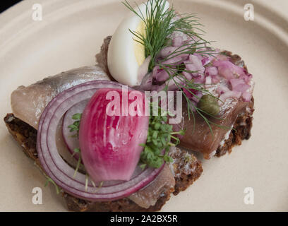 Rollmops smorrebrod innerhalb des Torvehallerne Markthalle in Kopenhagen, Dänemark. Stockfoto