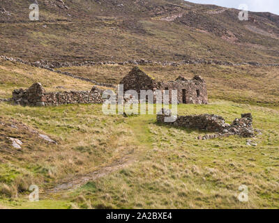 Einen verlassenen, verfallenen Bauernhaus und die Gebäude in der Nähe von North Schinken auf Muckle Roe, Shetland, Großbritannien Stockfoto