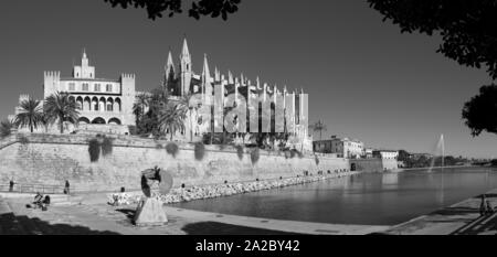 PALMA DE MALLORCA, SPANIEN - 26. Januar 2019: Die Kathedrale La Seu und Almudaina-palast. Stockfoto