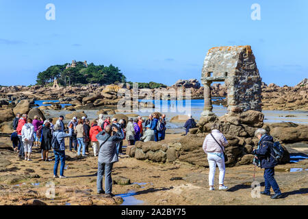 Frankreich, Cotes d'Armor, Cote De Granit Rose (rosa Granit Küste), Perros Guirec, Ploumanac'h, Saint Guirec Oratorium auf der Saint Guirec Strand bei niedrigen Ti Stockfoto