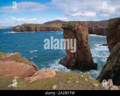 Meer und Felsen in der Nähe von North Schinken auf Muckle Roe, Shetland, Großbritannien - der Fels ist der Muckle Roe Intrusion - Granit, granophyric - magmatischen Untergrund für Stockfoto