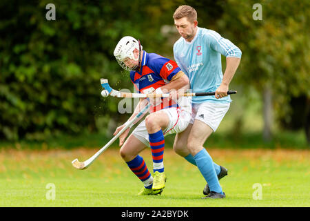 Aktion aus einem shinty Spiel. Caberfeidh v Kingussie im Mowi Premiership, spielte am Castle Leod, Strathpeffer. Stockfoto