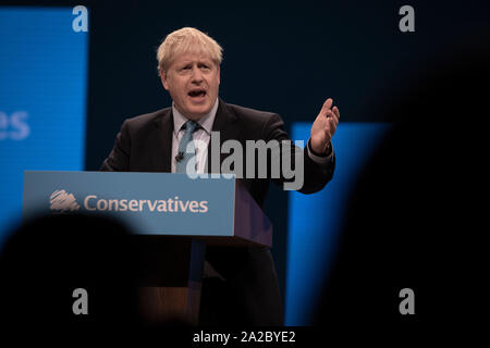 Die Rt. Hon. Boris Johnson MP, der Führer der Konservativen Partei und Premierminister des Vereinigten Königreichs, seiner Rede auf der Jährlichen Parteitag in Manchester. Die Rede konzentrierte sich auf eine Kernaussage der Bereitstellung von Brexit und ehrt das Ergebnis der Volksabstimmung im Jahr 2016. Das Vereinigte Königreich wurde durch die Europäische Union, die auf den 31. Oktober, 2019 zu verlassen. Stockfoto