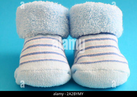 Blaue Babysocken auf blauem Hintergrund Stockfoto