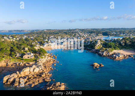 Frankreich, Cotes d'Armor, Cote De Granit Rose (rosa Granit Küste), Tregastel, Saint Guirec Cove (Luftbild) // Frankreich, Côtes d'Armor (22), Côte de Gra Stockfoto