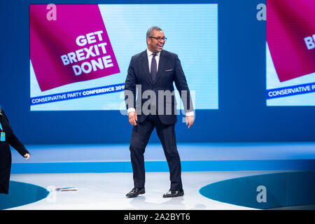 Manchester, Großbritannien. 2. Okt, 2019. Vorsitzender des catwalks der Konservativen Partei James geschickt'' unten Boris Johnson's Konferenz rede Phase in den frühen Morgenstunden. Keine Medien oder öffentlichen wurden in der Halle der improvisierte Performance zu beobachten. Credit: Benjamin Wareing/Alamy leben Nachrichten Stockfoto