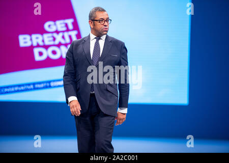 Manchester, Großbritannien. 2. Okt, 2019. Vorsitzender des catwalks der Konservativen Partei James geschickt'' unten Boris Johnson's Konferenz rede Phase in den frühen Morgenstunden. Keine Medien oder öffentlichen wurden in der Halle der improvisierte Performance zu beobachten. Credit: Benjamin Wareing/Alamy leben Nachrichten Stockfoto