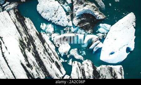 Eine Luftaufnahme des weltberühmten Glacier Coast, Jokulsarlon, Island im Monat August. Dichtungen schwimmen rund um die großen Gletscher. Stockfoto