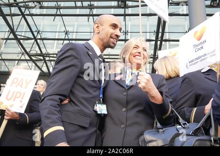 London, Großbritannien. 2. Okt, 2019. Thomas Cook Mitarbeiter außerhalb des Ministerium für Wirtschaft, Energie und industrielle Strategie demonstrieren und eine Petition Hand in die Wirtschaft Sekretärin Andrea Leadsom. Credit: Brian Minkoff/Alamy leben Nachrichten Stockfoto