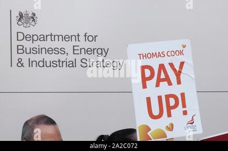 London, Großbritannien. 2. Okt, 2019. Thomas Cook Mitarbeiter außerhalb des Ministerium für Wirtschaft, Energie und industrielle Strategie demonstrieren und eine Petition Hand in die Wirtschaft Sekretärin Andrea Leadsom. Credit: Brian Minkoff/Alamy leben Nachrichten Stockfoto