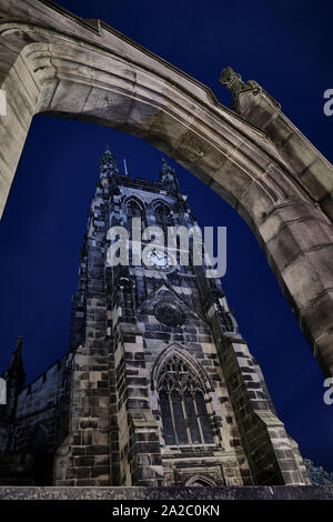 Kirche in Torbogen bei Nacht, Stockport, North West England Stockfoto