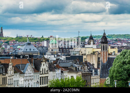 Stadtbild von Brüssel mit dem Wahrzeichen und Dächer gegen bewölkter Himmel aus den Monts des Arts, Brüssel, Belgien. Stockfoto