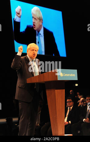 Manchester, Großbritannien. 2. Okt, 2019. Boris Johnson MP, Premierminister, liefert seine Rede auf der Konferenz, am vierten und letzten Tag der Konservativen Partei Konferenz an der Manchester Central Convention Complex. Credit: Kevin Hayes/Alamy leben Nachrichten Stockfoto