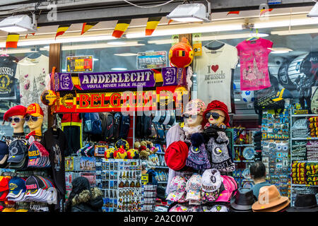Geschenk Shop mit Souvenirs in der Nähe von Manneken Pis Statuen, in Brüssel, Belgien Stockfoto