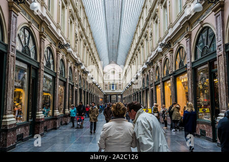 Les Galeries Royales Saint-Hubert, einem herrlichen Glas überdachte Arkade im Zentrum von Brüssel. Mit Cafés, Theatern und Geschäften gesäumt, die Les-Gal. Stockfoto