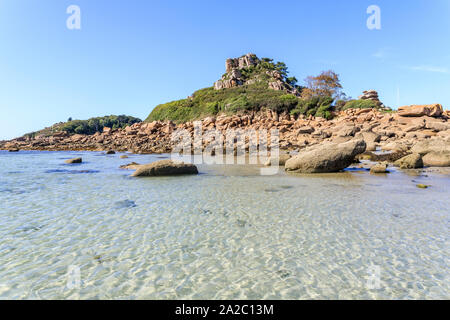 Frankreich, Cotes d'Armor, Cote De Granit Rose (rosa Granit Küste), Trebeurden, Felsen von der Pointe du Castel von tresmeur Strand // Frankreich, Côtes-d'Armo Stockfoto