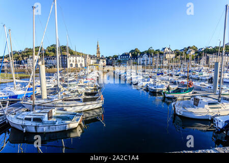 Frankreich, Cotes d'Armor, Binic, Etables-sur-Mer Segelboote in Binic marina // Frankreich, Côtes-d'Armor (22), Binic-Étables-sur-Mer, Binic, voiliers dans le Stockfoto