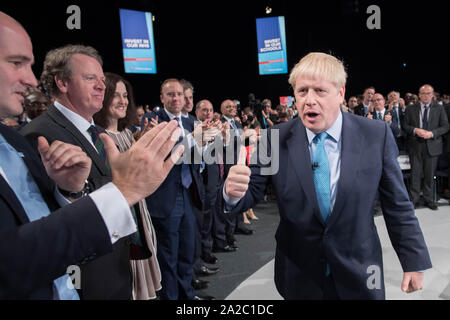 Premierminister Boris Johnson, gibt einen Daumen nach oben, als er die Bühne verlässt nach seiner Rede auf dem Parteitag der Konservativen Partei in der Manchester Convention Center. Stockfoto