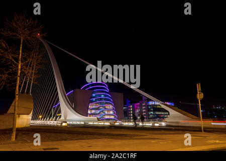 Samuel Beckett Bridge in Dublin bei Nacht. Convention Center im Hintergrund Stockfoto