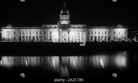 Beleuchtete Custom House in Dublin bei Nacht mit Reflexion über die Liffey River Stockfoto