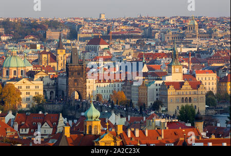 Prag - die Stadt, die Karlsbrücke und die im Abendlicht. Stockfoto