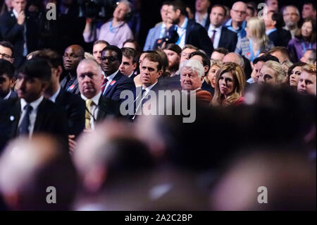 Manchester, Großbritannien. 2. Oktober 2019. Stanley Johnson und Carrie Symonds der Premierminister, Der Rt Hon Boris Johnson MP, liefert seine Grundsatzrede an Tag 4 der 2019 Parteitag der Konservativen Partei in Manchester Central. Credit: Paul Warburton/Alamy leben Nachrichten Stockfoto