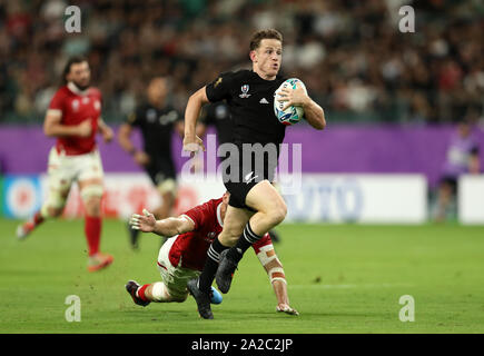 Neuseelands Brad Weber entweicht Kanadas Patrick Parfrey auf seiner Seite 8. Versuchen Sie, während der 2019 Rugby Wm Stadion in Oita, Japan. Stockfoto