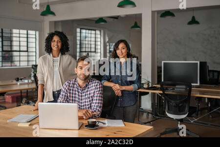 Lächelnd Gruppe junger Designer im Büro arbeiten Stockfoto