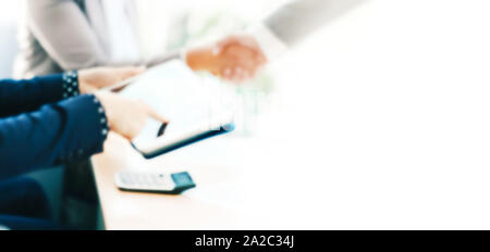 Verschwommenes Bild für die Werbung Text. Foto mit kopieren. Geschäftsmann mit digitalen Tablet auf dem Hintergrund von Business Partnern Stockfoto