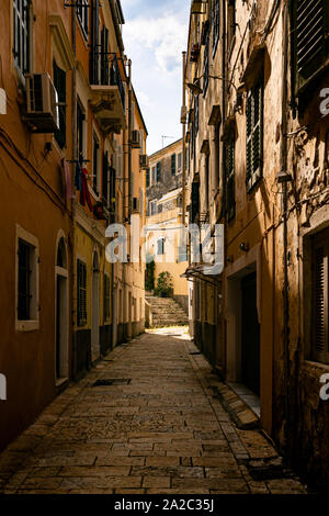 Enge Gasse in der Altstadt von Korfu, Griechenland Stockfoto