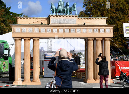 02. Oktober 2019, Schleswig-Holstein, Kiel: Besucher der Bürger "Festival für den Tag der Deutschen Einheit stehen an einem Brandenburger Tor Modell. Die Feierlichkeiten rund um den 3. Oktober wird gehostet von Schleswig-Holstein in diesem Jahr. Foto: Carsten Rehder/dpa Stockfoto